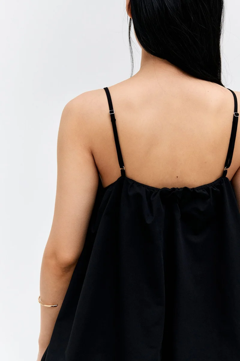 اتش اند ام فستان بحمالات كتف وحافة سفلية منفوخة